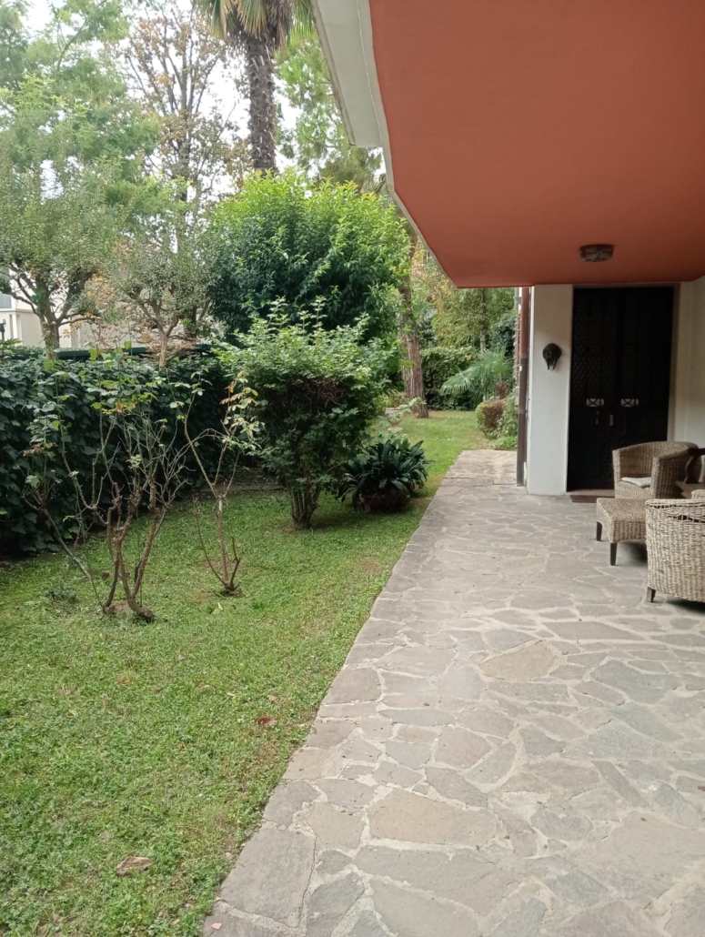 Manutenzione del prato con sfalcio erba a Padova, Venezia